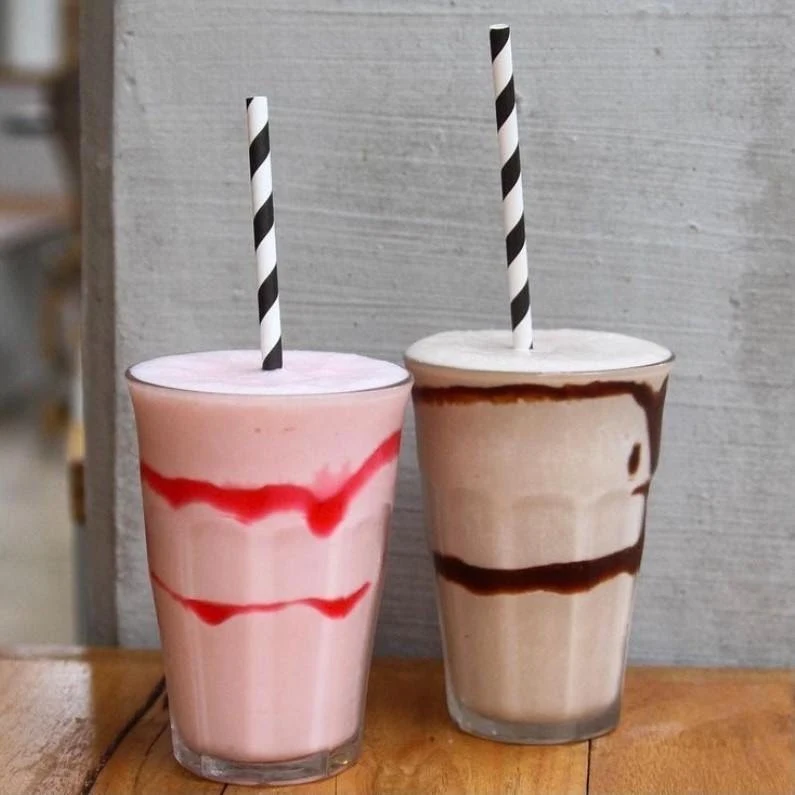 Strawberry and chocolate milkshakes